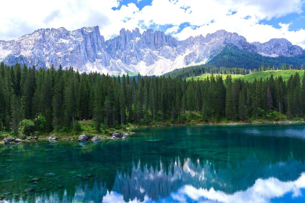 foto del lago di carezza con conifere e la montagna sulla sfondo